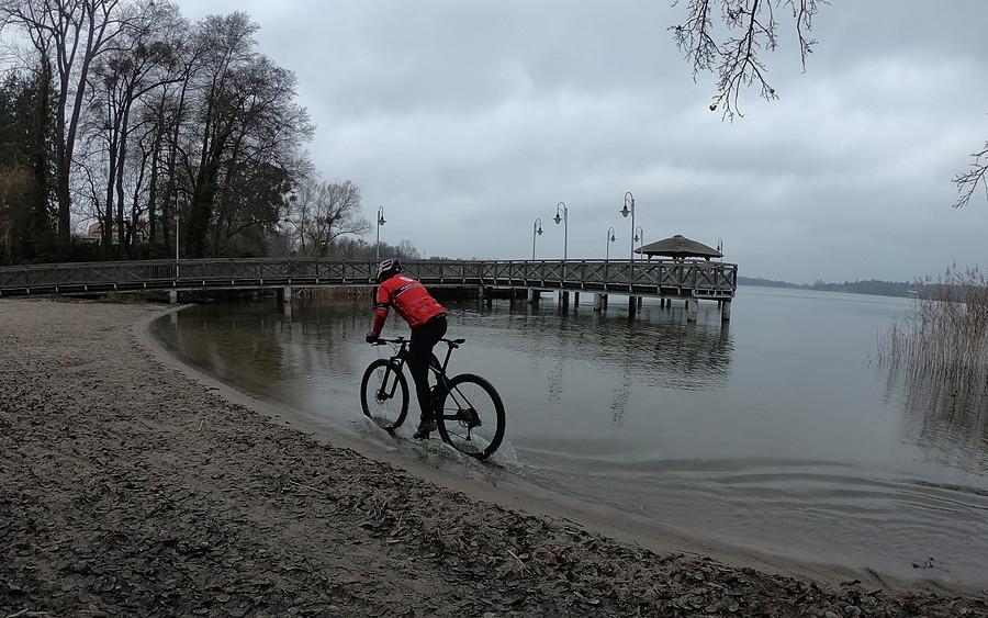 MTB-owiec przy molo w Chybach