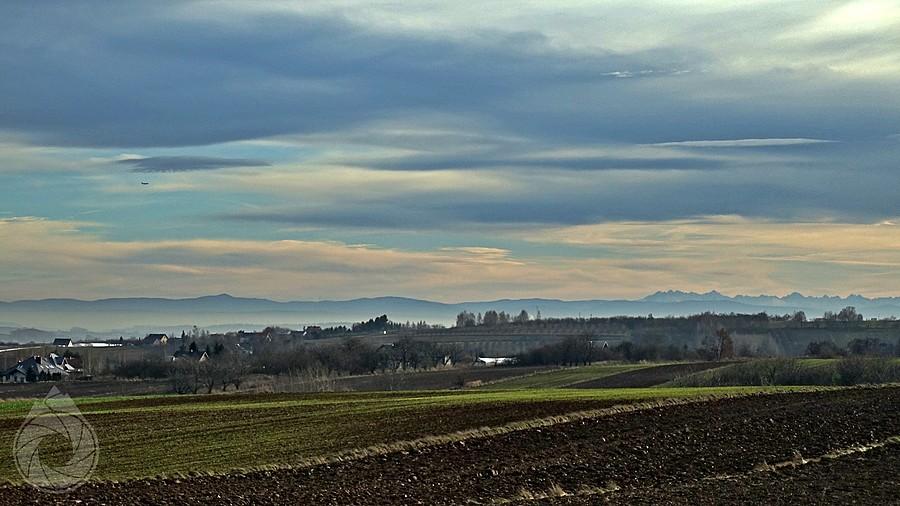 za smogami wychodzą góry (znad Iwanowic)
