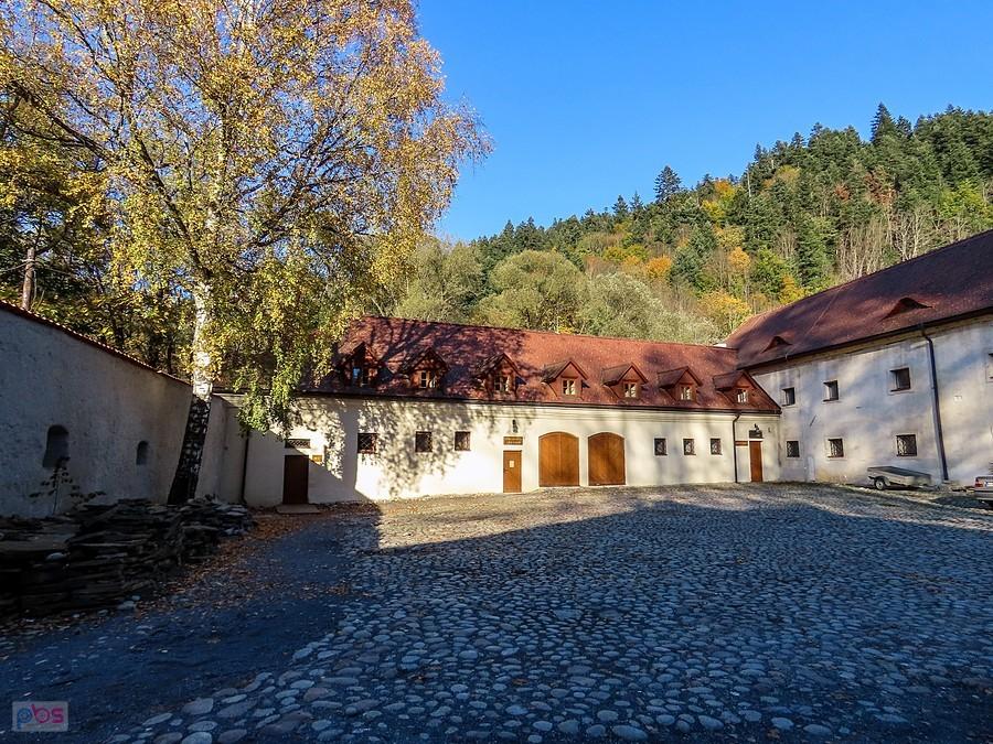 Pierwszy dziedziniec klasztorny, żeby zobaczyć dalej trzeba wyciągnąć euro