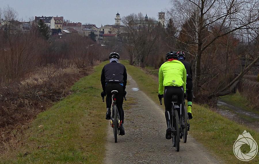 lokalna ścieżka rowerowa nad Ropą, w tle centrum Gorlic