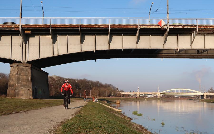 Poznańskie mosty w słonecznej i (mało) grudniowej scenerii