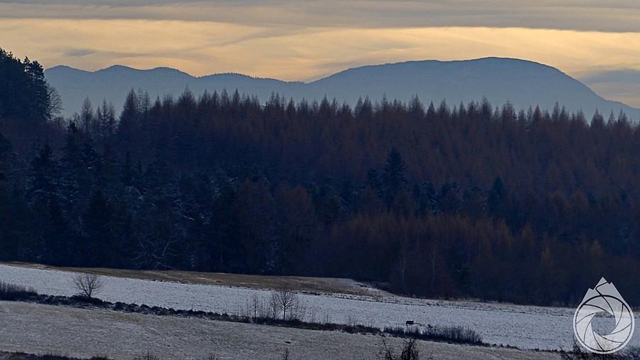 Lackowa i Bosov wychylają się zza lasów i gór