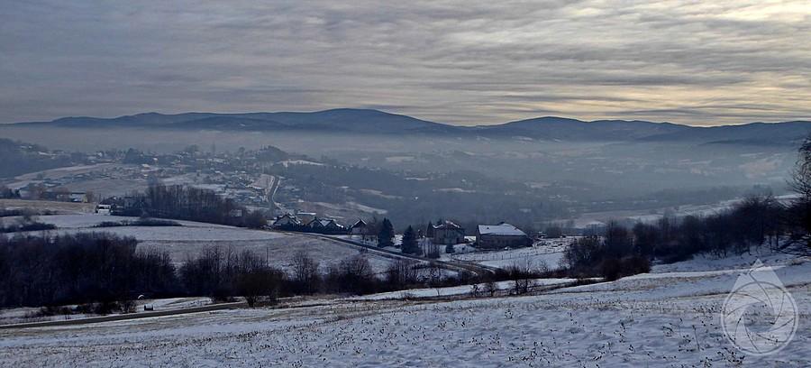 miasto w smogu i pasmo Magury na horyzoncie