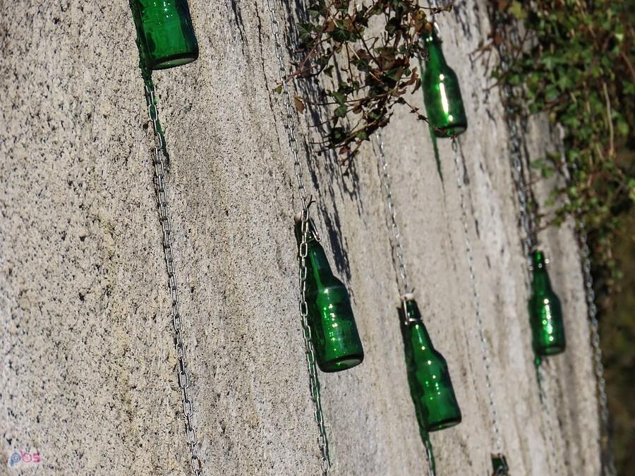 Butelki na murze przyporowym