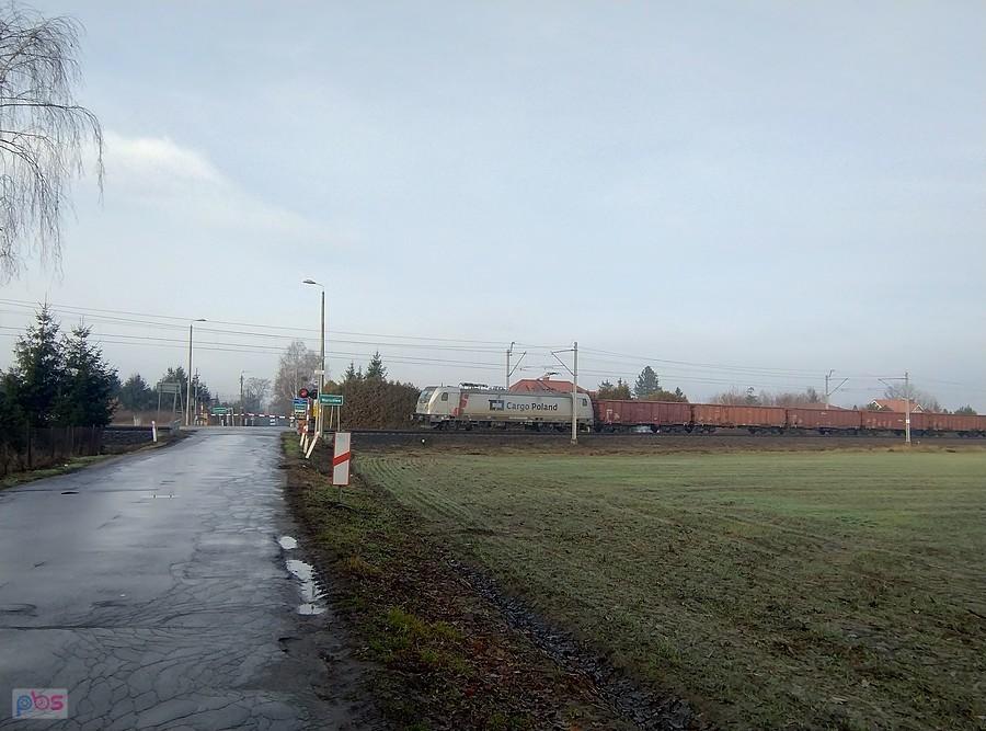 Pociąg na przejeździe kolejowym w Jawczycach