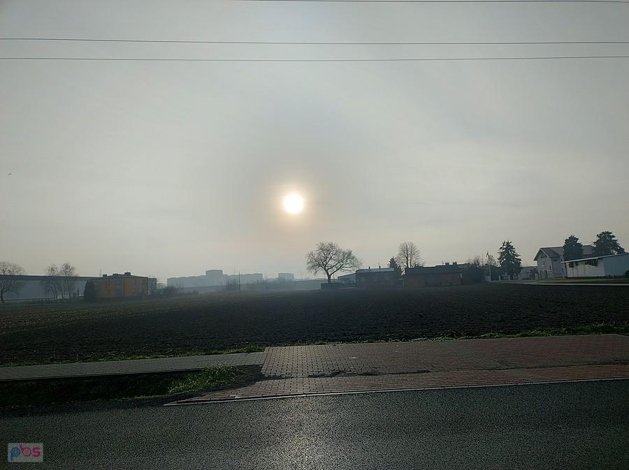 A słońce nadal walczy z mgłą