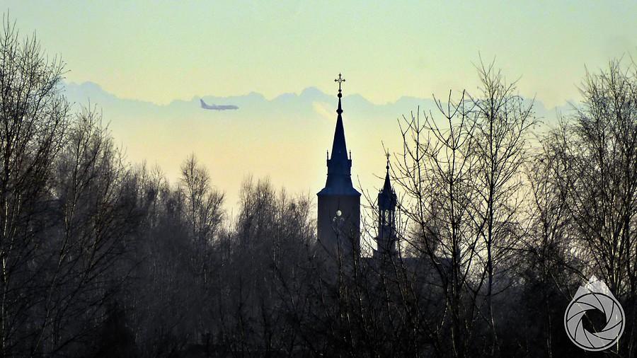 dwie wieże w Maszycach, samolot i jakieś Tatry w tle