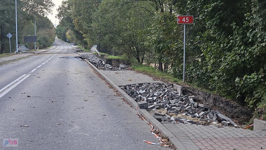 Zniszczona droga i chodnik po powodzi