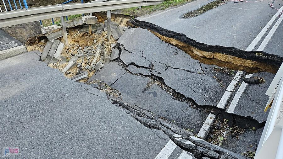Zniszczona droga po powodzi