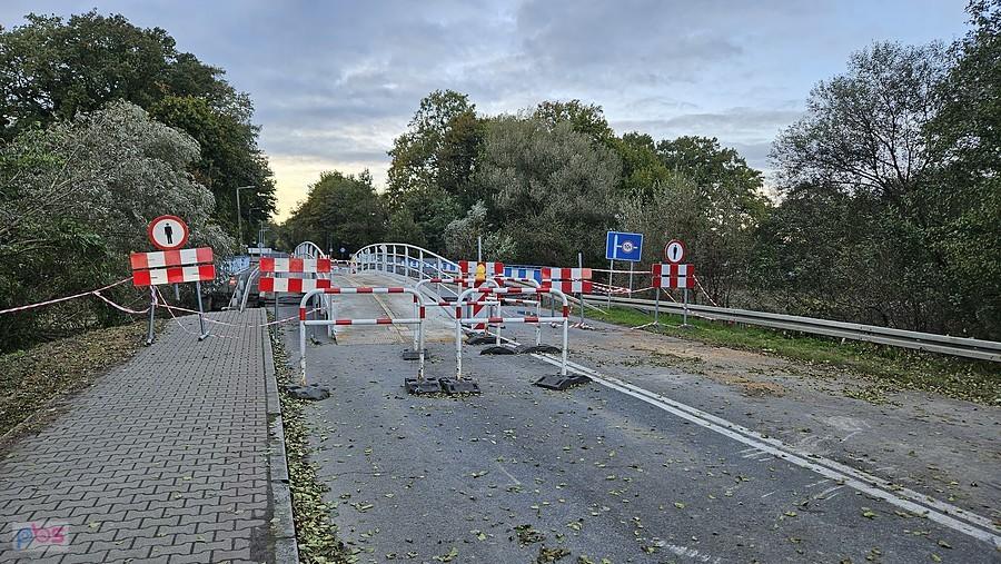 Kładka pieszo-rowerowa przez uszkodzony most na Osobłodze