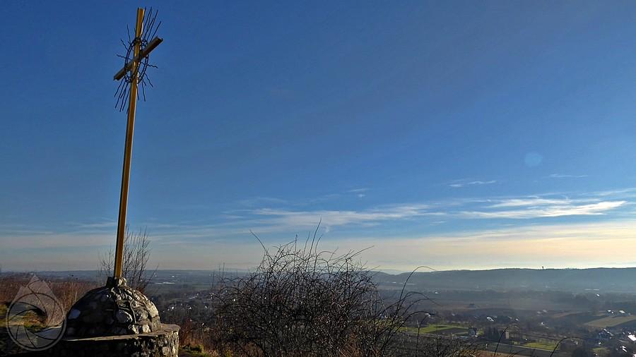 nad Karniowicami, spoade krzyża z widokiem, na dole rów tenczyński, a na horyzoncie hen tam Tatry