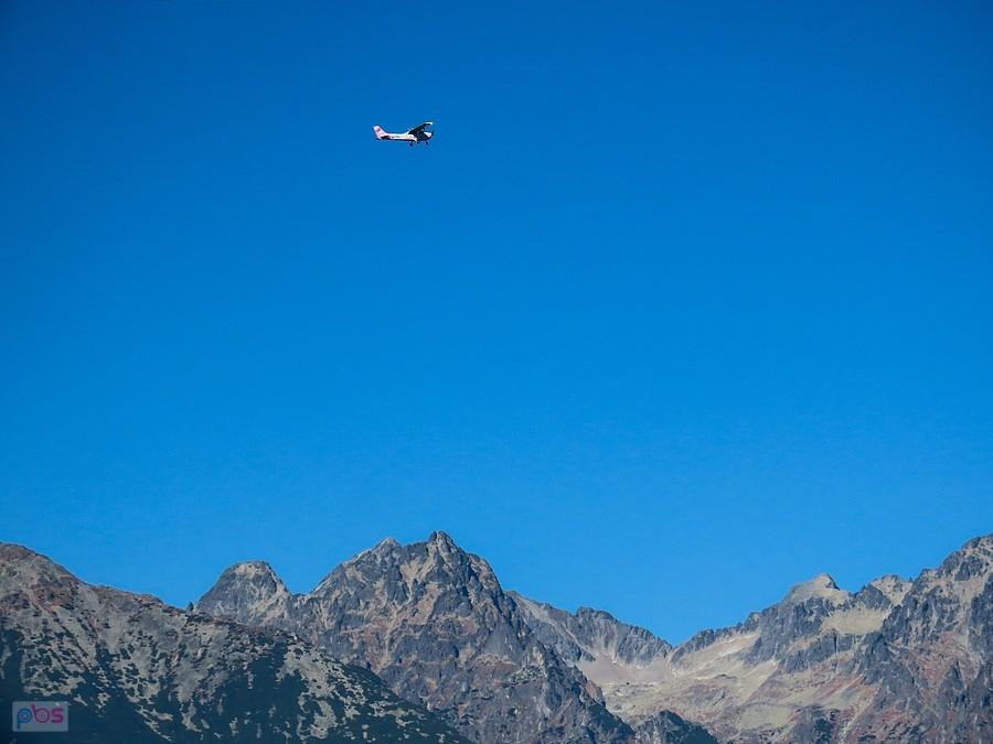 Cessna krąży nad Doliną Pięciu Stawów Spiskich