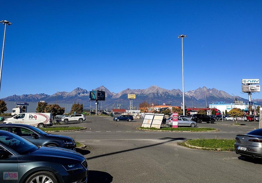 Widok na Tatry z centrum handlowego w Popradzie