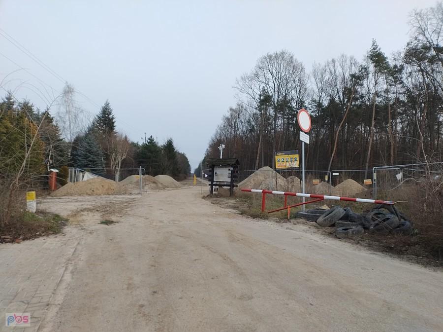 Otwarty przejazd leśną drogą