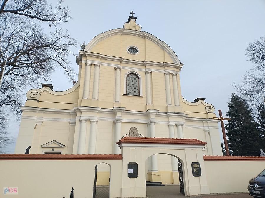 Front kościoła w Starych Babicach