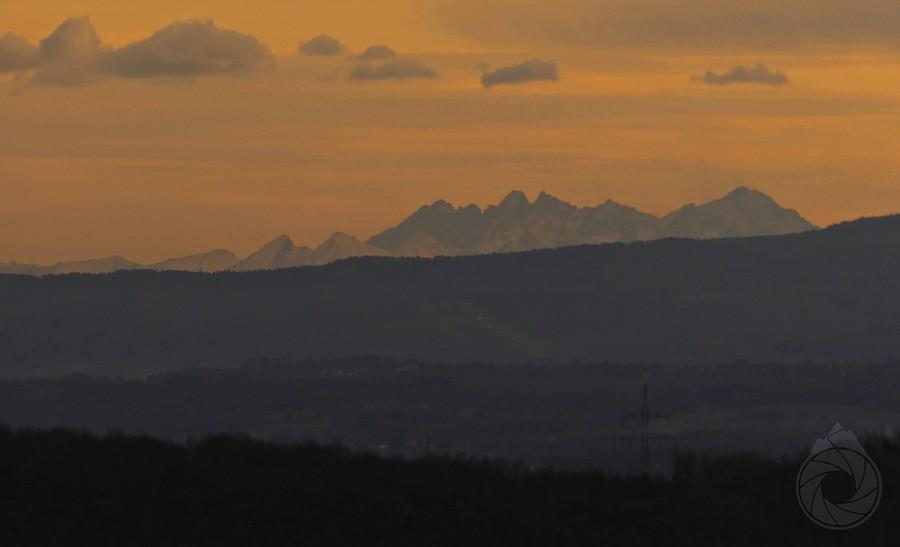 Tatry Wysokie i kawałek Bielskich wychylające się zza Beskidów