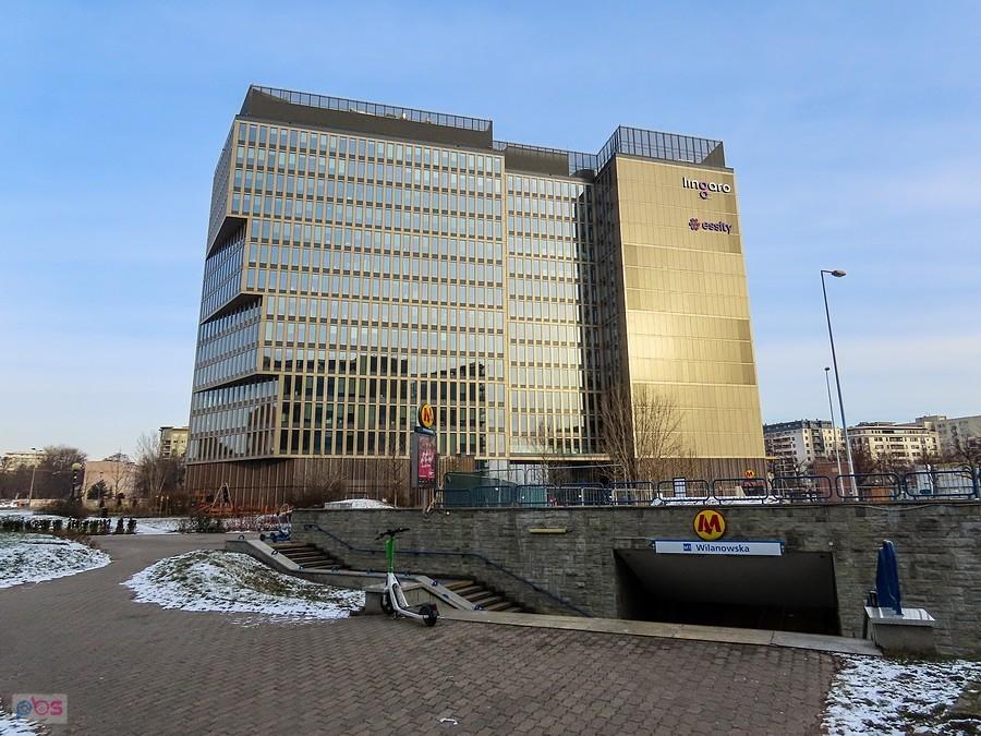 Biurowiec Puławska 180 z logo jednego z najemców Lingaro Group