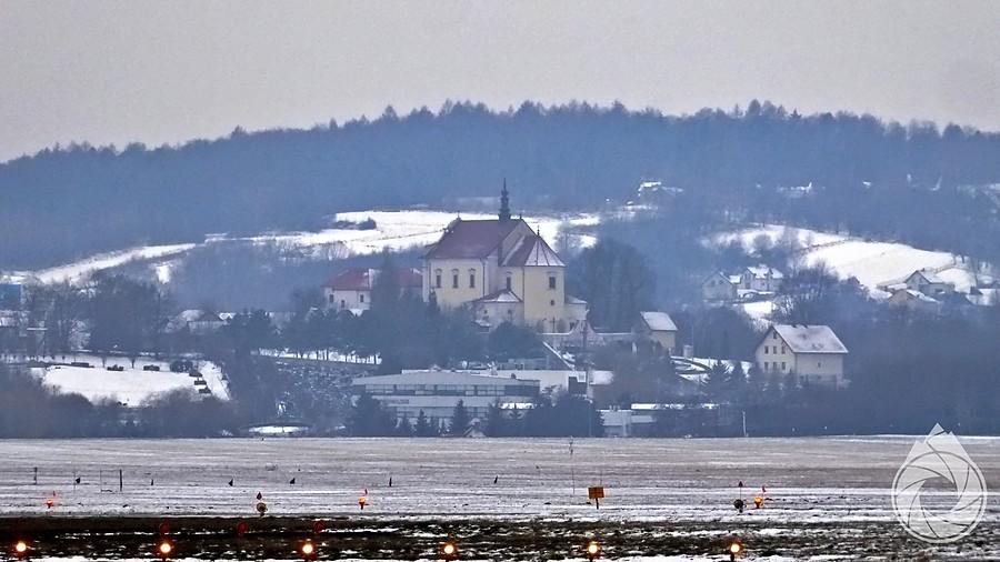 kościół w Morawicy przez pas startowy lotniska w Balicach