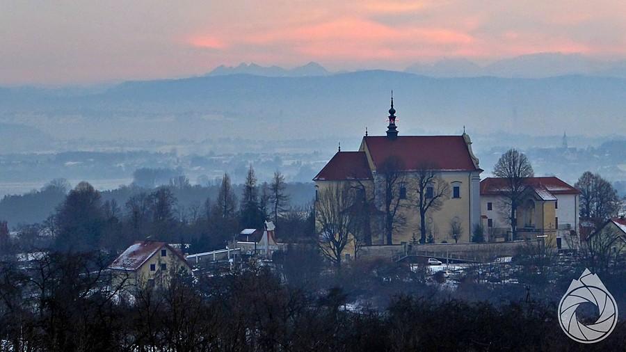 kościół w Morawicy na tle gór