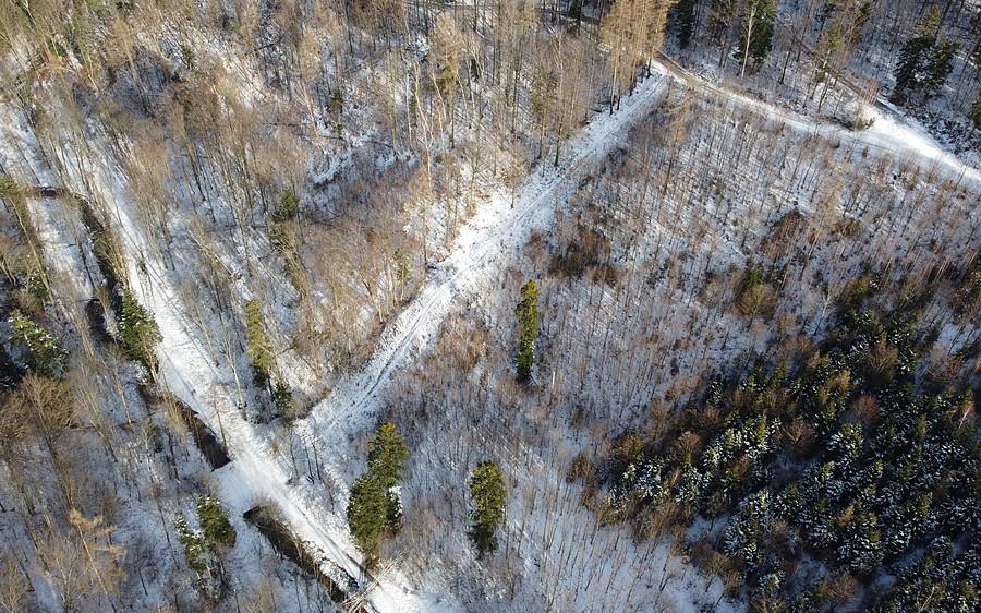 Widoczek z drona na dawną skocznię narciarską w Pokrzywnej