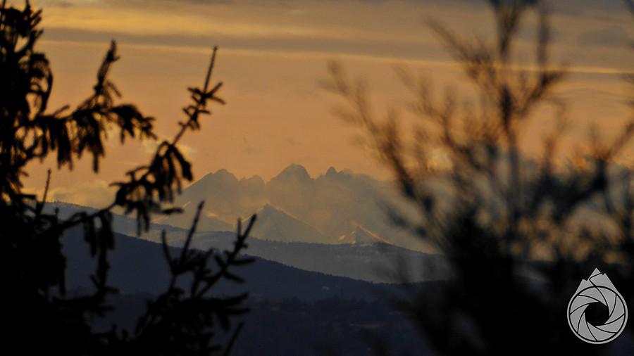 Tatry hen, z północnych rubieży Krakowa