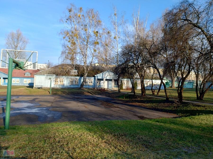 Osiedle Przyjaźń w likwidacji albo do remontu. W każdym razie domki w większości puste z zabitymi oknami