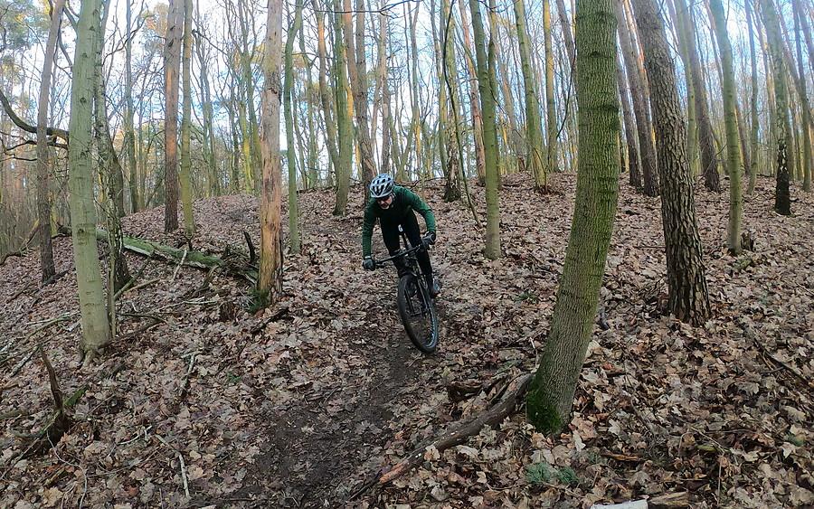 Stary MTB-owiec w akcji między drzewami