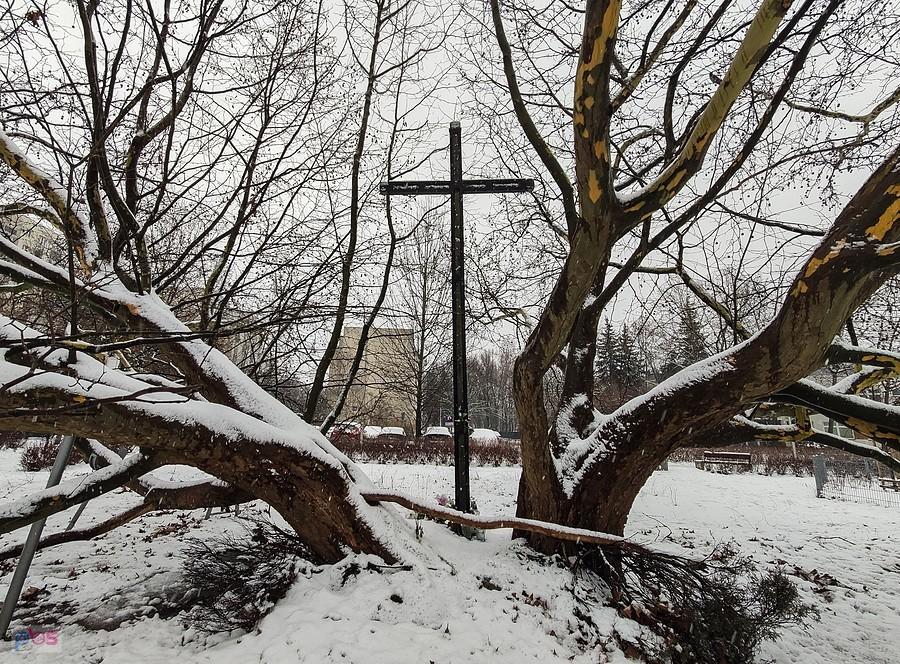 Krzyż misyjny w miejscu dawnej kaplicy