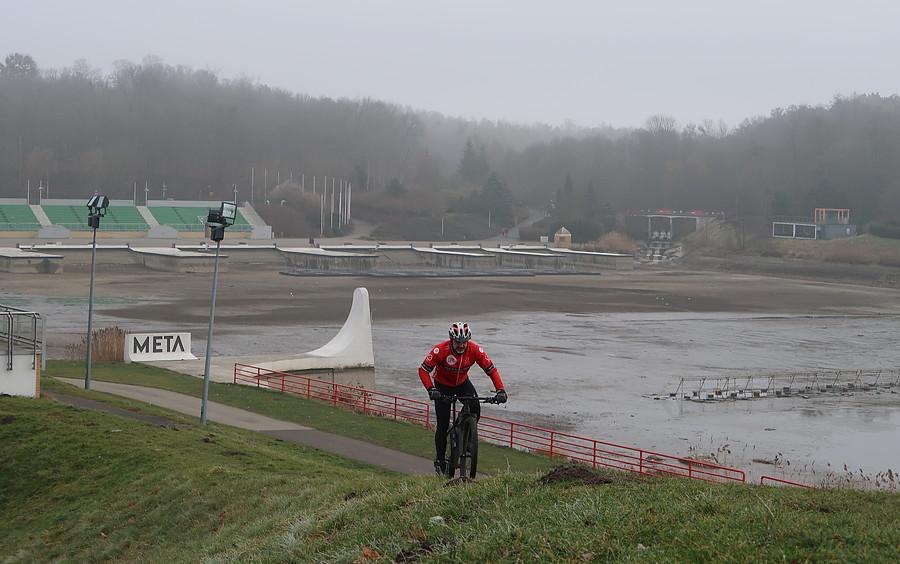 MTB-owanie nad Maltą ze spuszczoną wodą