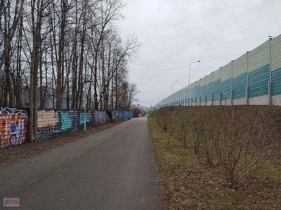 Między parkanem a ekranem