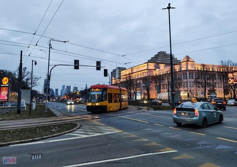 Siedemnastka skręca w Rakowiecką