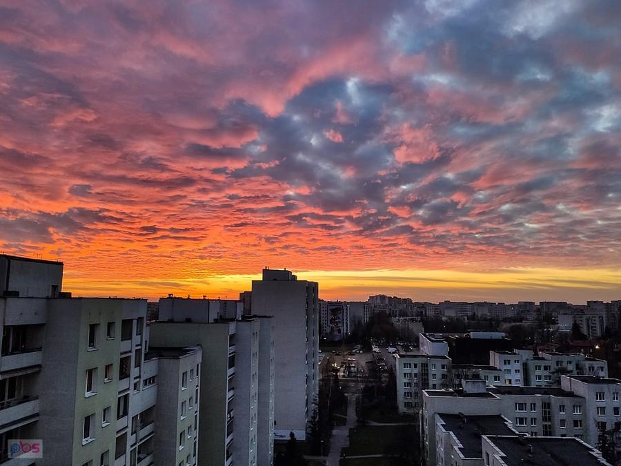 Zjawiskowy wschód słońca nad blokowiskiem