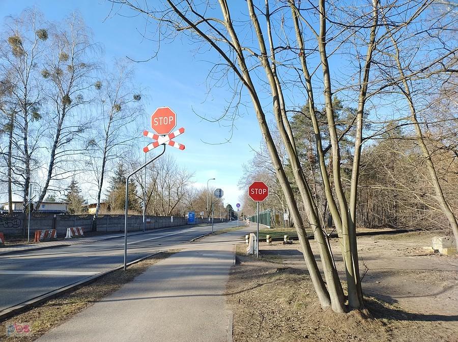 Przed przejazdem kolejowym na Kocjana