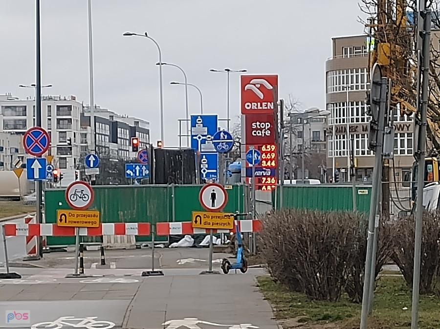 Zagrodzony fragment ddr z powodu budowy stacji II linii metra róg Górczewskiej i Lazurowej