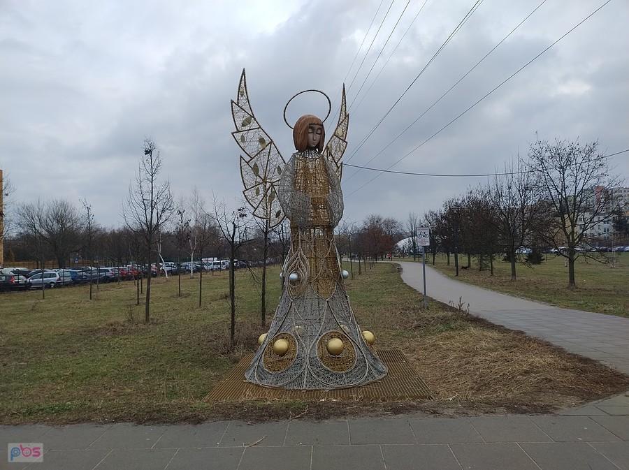 Anioł nadal cierpliwie stoi przy wejściu do parku