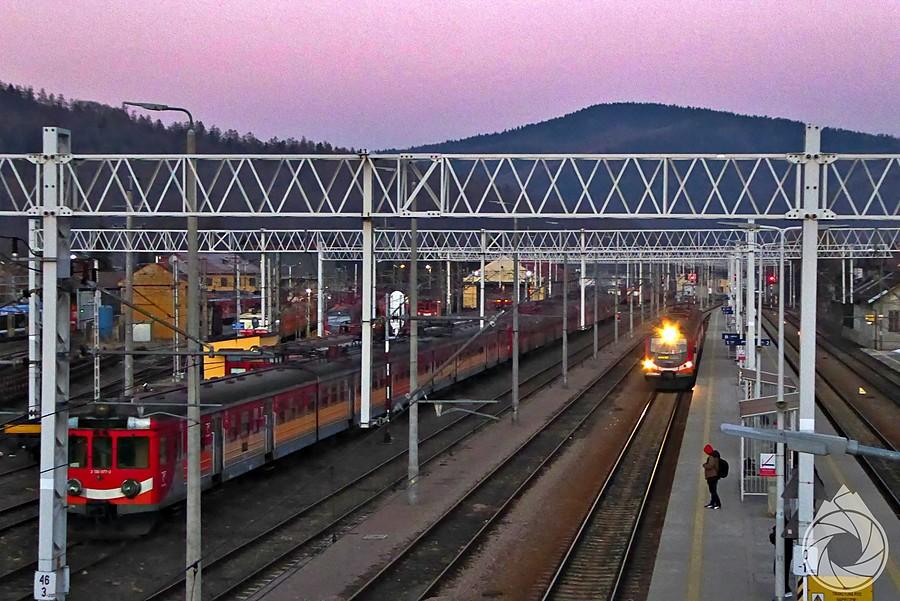 Polregio Kasprowicz wtacza się na peron w Suchej B.