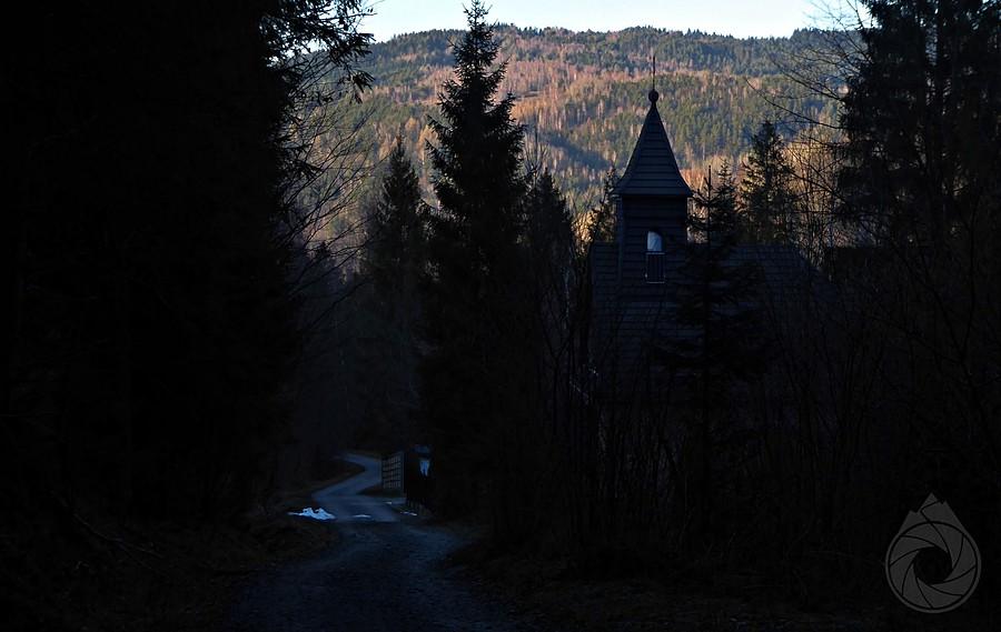 kapliczka z magicznym źródełkiem nad Przyborowcem