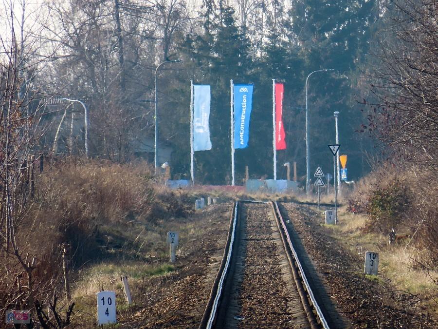 Jakieś chorągiewki na końcu torów