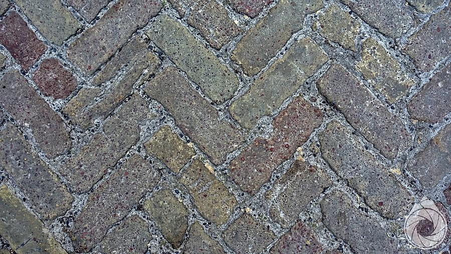 okołozamojski bruk to właściwie parkiet z niby-cegówek