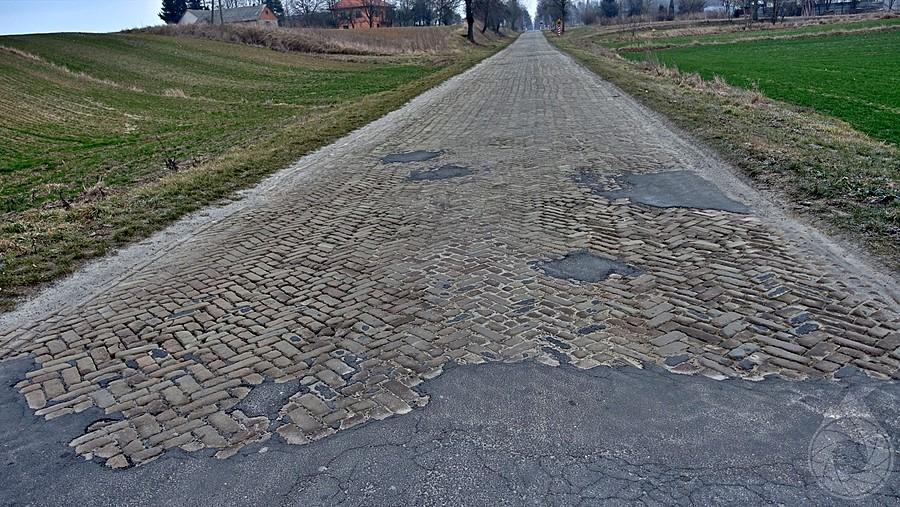 koniec asfaltu, wjazd w stronę Zamościa
