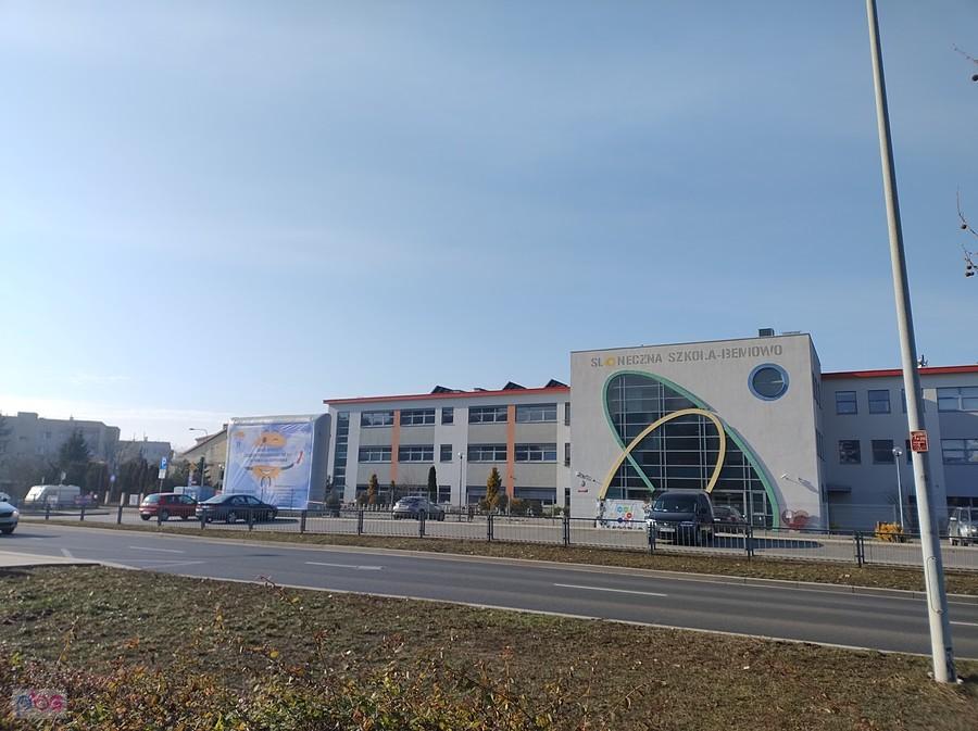 Słoneczna szkoła ładuje baterie