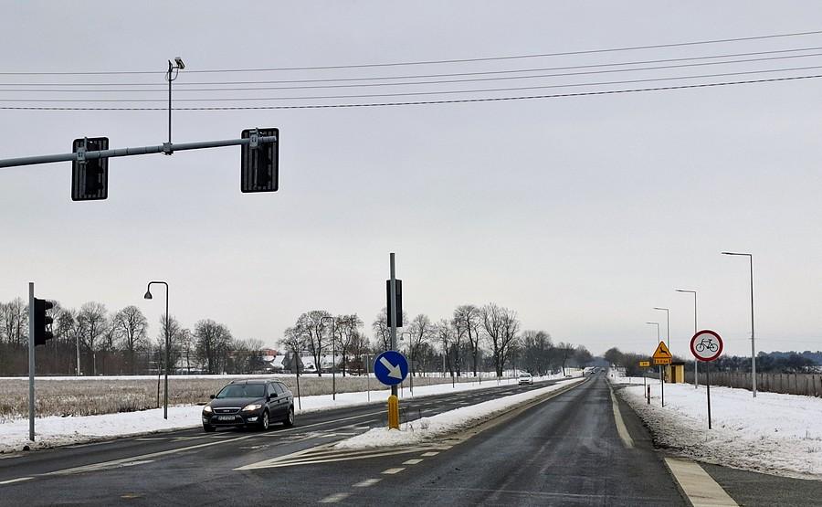Zakaz jazdy rowerem, a po lewej śmieszka cała w śniegu