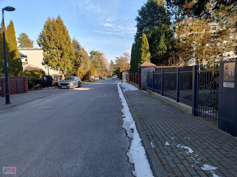 Resztki śniegu w zacienionych miejscach