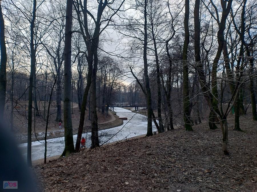 Zamarznięta fosa w parku na forcie Bema