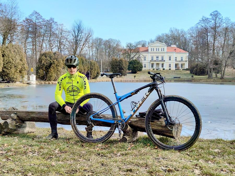 Zespół Pałacowo - Parkowy w Złotym Potoku: staw Irydion i Pałac Raczyńskich.