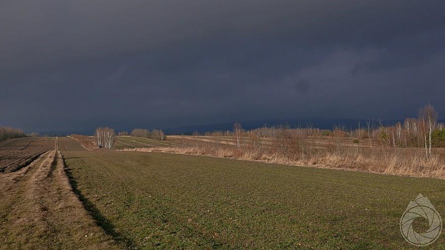 deszczowe chmurki straszą deszczem nad Górami Świętokrzyskimi
