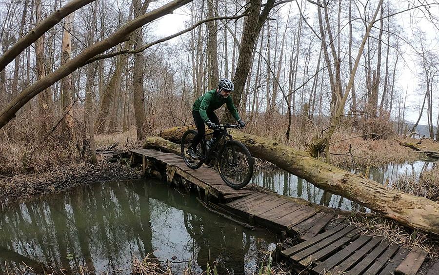 MTB-owanie na prymitywnym mostku