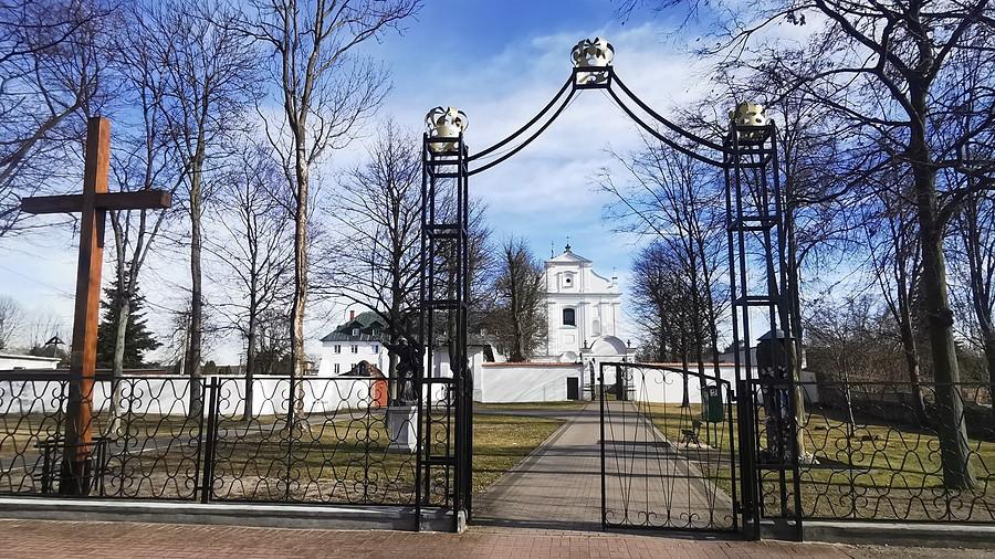 Sanktuarium Matki Bożej Świętorodzinnej Pani Mazowsza w Miedniewicach