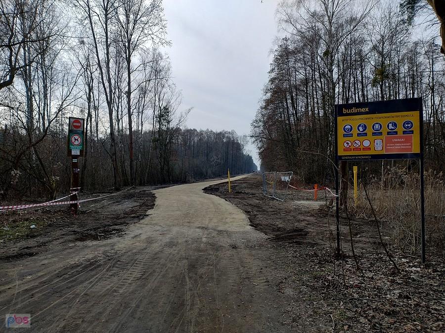 Droga już otwarta, ale dalej jeszcze jechał walec i samochód, więc wybrałam okrężną drogę