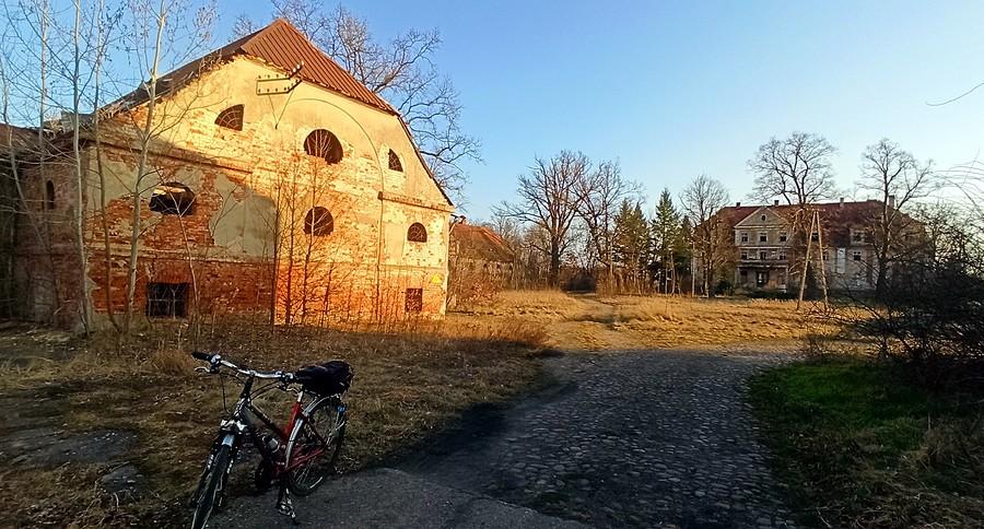 Pałac i budynek gospodarczy w Świninie